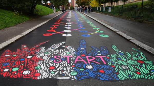 str. 6, popisek  Asfalt art před ZŠ a MŠ Jarov